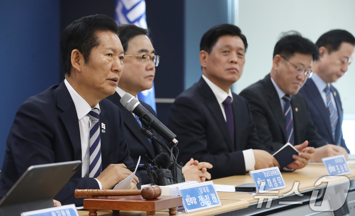 (창원=뉴스1) 윤일지 기자 = 정청래 더불어민주당 대표가 9일 오전 경남 창원 의창구 더불어민주당 경남도당 대회의실에서 열린 민생 현장 최고위원회의에서 발언을 하고 있다.  20 …