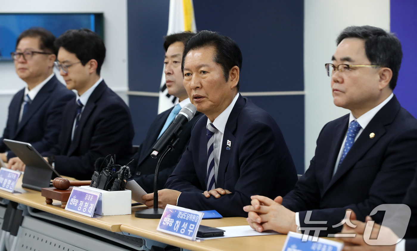 (창원=뉴스1) 윤일지 기자 = 정청래 더불어민주당 대표가 9일 오전 경남 창원 의창구 더불어민주당 경남도당 대회의실에서 열린 민생 현장 최고위원회의에서 발언을 하고 있다.  20 …