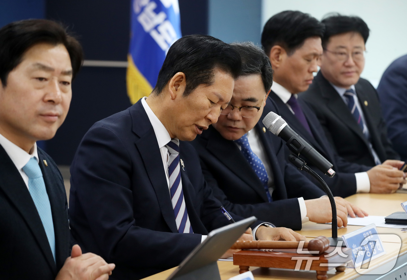 (창원=뉴스1) 윤일지 기자 = 정청래 더불어민주당 대표가 9일 오전 경남 창원 의창구 더불어민주당 경남도당 대회의실에서 열린 민생 현장 최고위원회의에서 허성무 경남도당위원장과 대 …