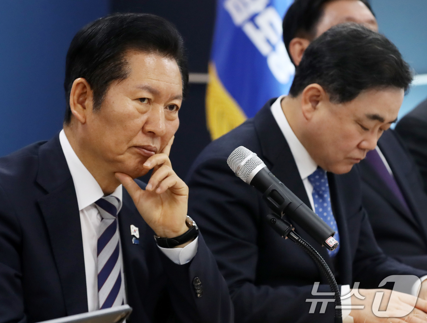 (창원=뉴스1) 윤일지 기자 = 정청래 더불어민주당 대표가 9일 오전 경남 창원 의창구 더불어민주당 경남도당 대회의실에서 열린 민생 현장 최고위원회의에서 생각에 잠겨 있다.  20 …