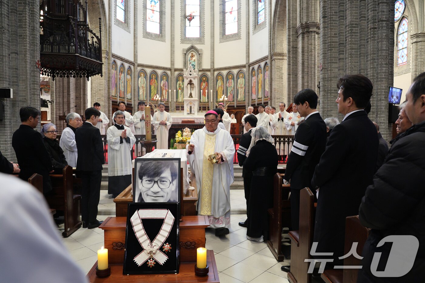 본문 이미지 - 천주교 서울대교구장 정순택 대주교가 9일 서울 중구 명동성당에서 故 안성기(사도 요한) 배우의 장례미사를 집전하고 있다. (천주교 서울대교구 제공. 재판매 및 DB 금지) 2026.1.9/뉴스1 ⓒ News1 임세영 기자