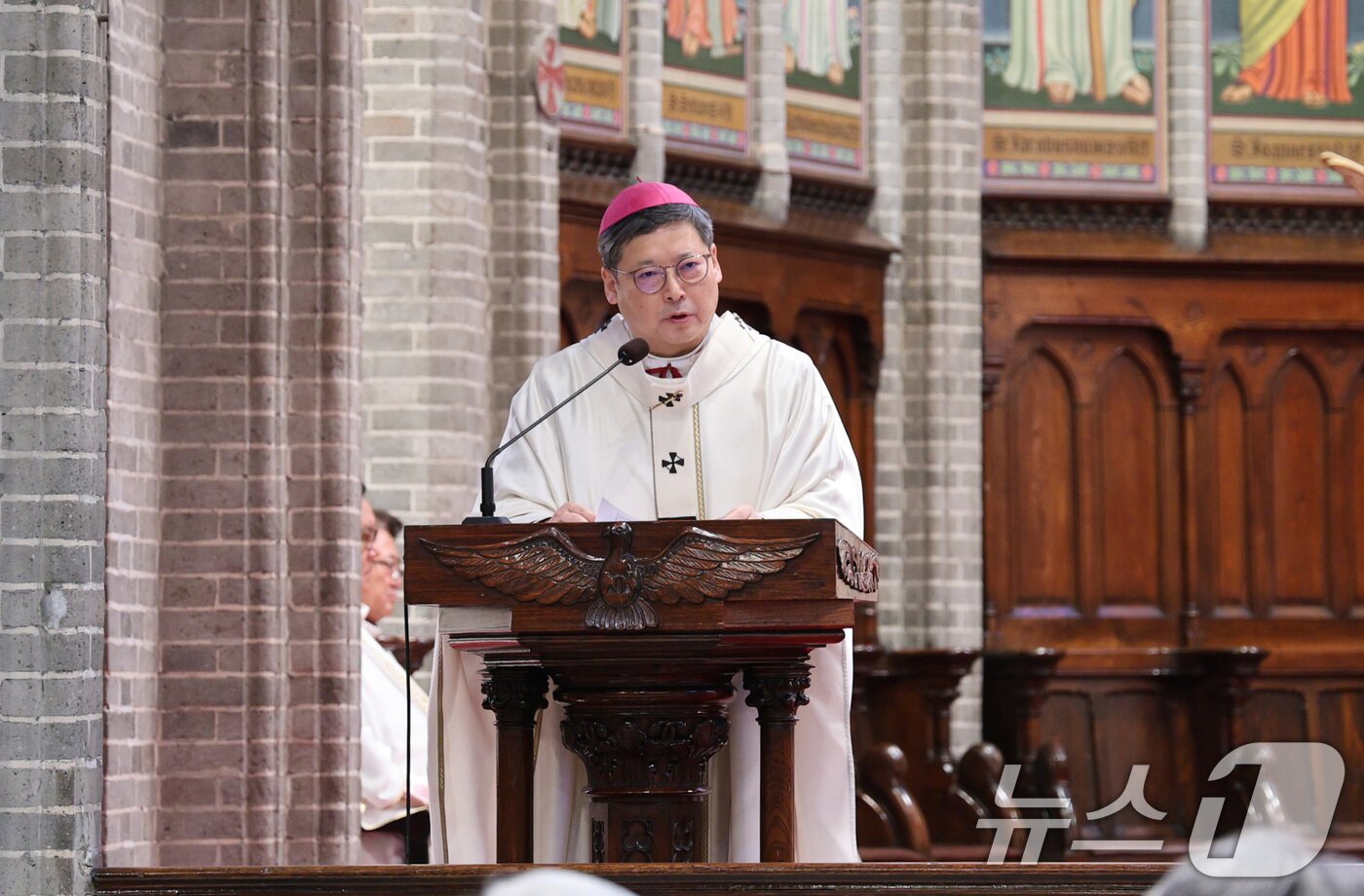 본문 이미지 - 천주교 서울대교구장 정순택 대주교가 9일 서울 중구 명동성당에서 故 안성기(사도 요한) 배우의 장례미사를 집전하고 있다. (천주교 서울대교구 제공. 재판매 및 DB 금지) 2026.1.9/뉴스1 ⓒ News1 임세영 기자