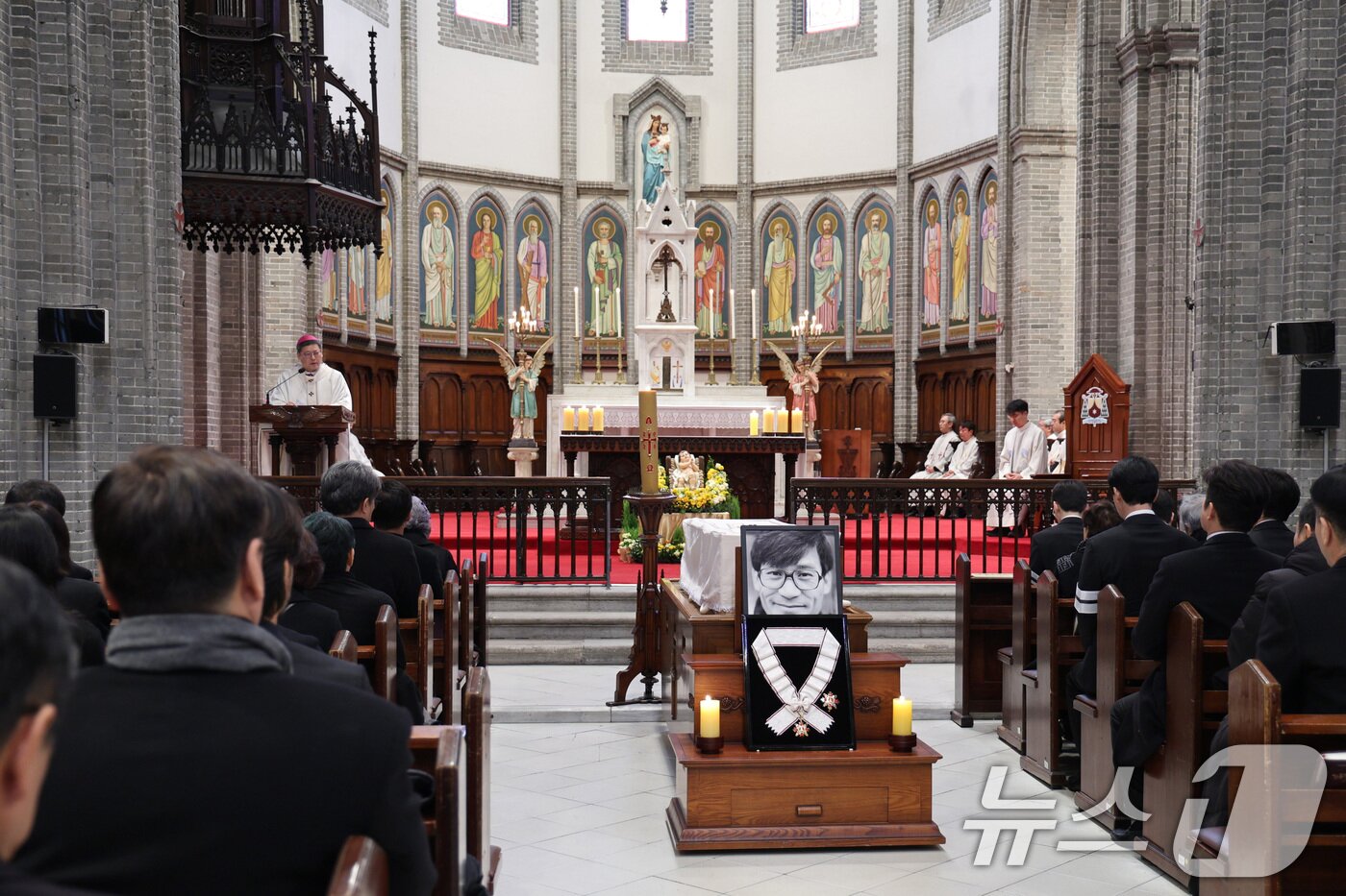 본문 이미지 - 천주교 서울대교구장 정순택 대주교가 9일 서울 중구 명동성당에서 故 안성기(사도 요한) 배우의 장례미사를 집전하고 있다. (천주교 서울대교구 제공. 재판매 및 DB 금지) 2026.1.9/뉴스1 ⓒ News1 임세영 기자