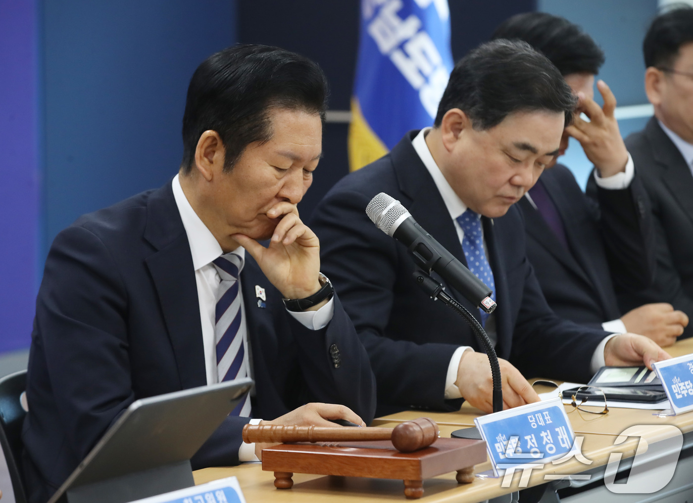 (창원=뉴스1) 윤일지 기자 = 정청래 더불어민주당 대표가 9일 오전 경남 창원 의창구 더불어민주당 경남도당 대회의실에서 열린 민생 현장 최고위원회의에서 생각에 잠겨 있다.  20 …