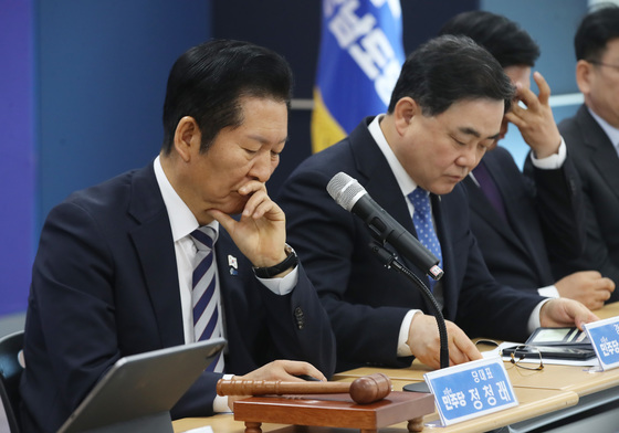 생각에 잠긴 정청래 대표