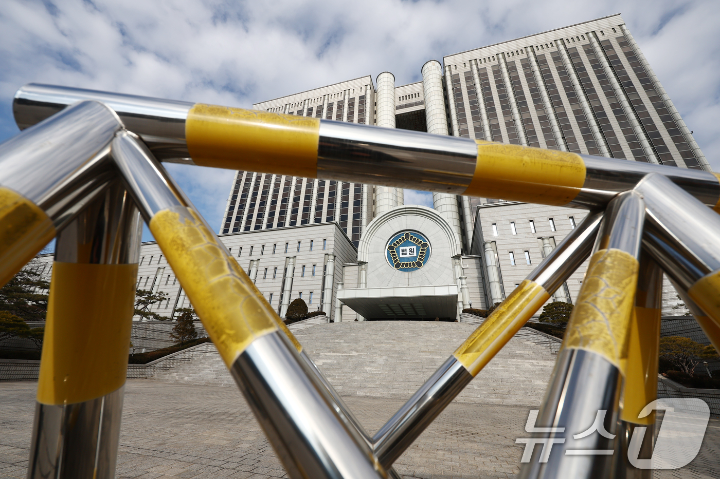 (서울=뉴스1) 김민지 기자 = 12·3 비상계엄 사태 관련 윤석열 전 대통령의 내란 우두머리 혐의 재판이 열린 9일 서울 서초구 서울중앙지법이 고요한 모습을 보이고 있다.이날 재 …