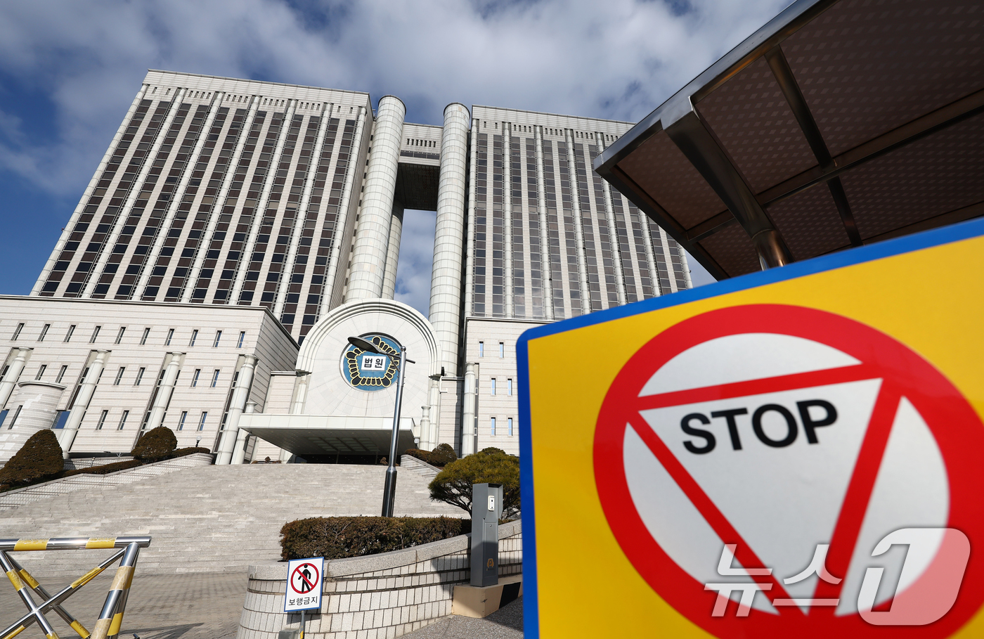 (서울=뉴스1) 김민지 기자 = 12·3 비상계엄 사태 관련 윤석열 전 대통령의 내란 우두머리 혐의 재판이 열린 9일 서울 서초구 서울중앙지법이 고요한 모습을 보이고 있다.이날 재 …