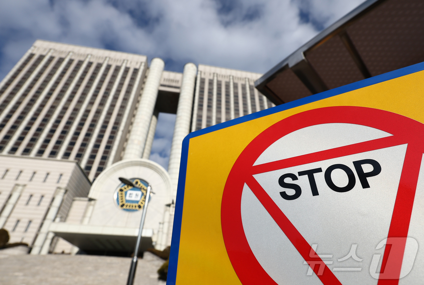 (서울=뉴스1) 김민지 기자 = 12·3 비상계엄 사태 관련 윤석열 전 대통령의 내란 우두머리 혐의 재판이 열린 9일 서울 서초구 서울중앙지법이 고요한 모습을 보이고 있다.이날 재 …