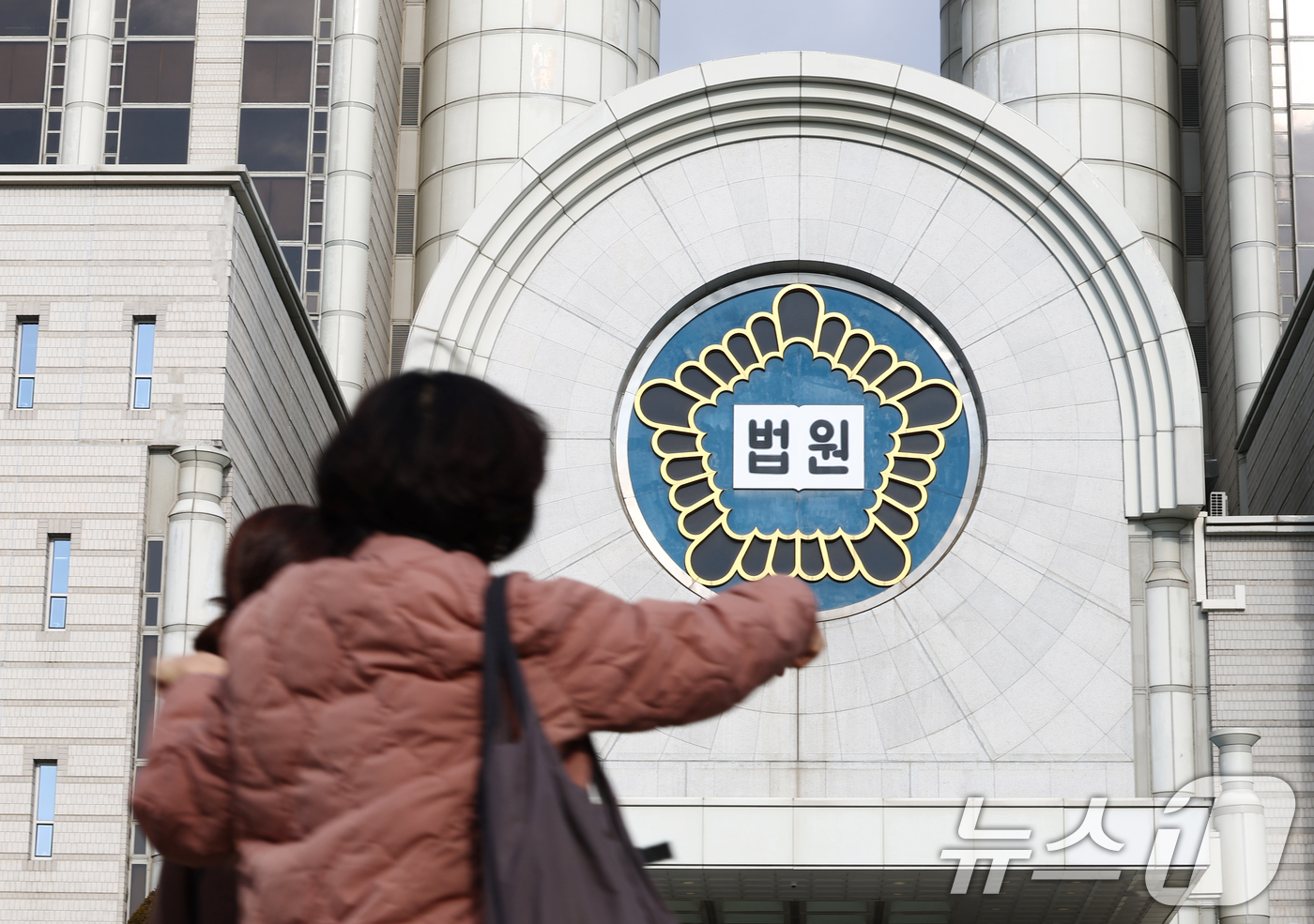 (서울=뉴스1) 김민지 기자 = 12·3 비상계엄 사태 관련 윤석열 전 대통령의 내란 우두머리 혐의 재판이 열린 9일 서울 서초구 서울중앙지법이 고요한 모습을 보이고 있다.이날 재 …