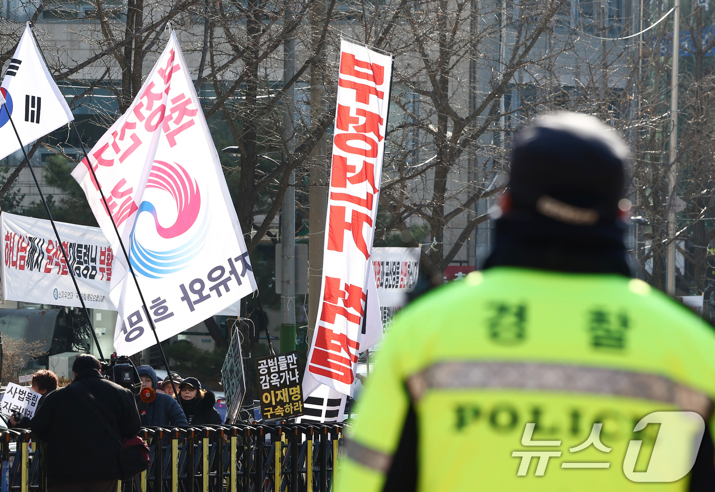 (서울=뉴스1) 김민지 기자 = 12·3 비상계엄 사태 관련 윤석열 전 대통령의 내란 우두머리 혐의 재판이 열린 9일 서울 서초구 서울중앙지법 앞에서 윤 전 대통령의 지지자들이 공 …