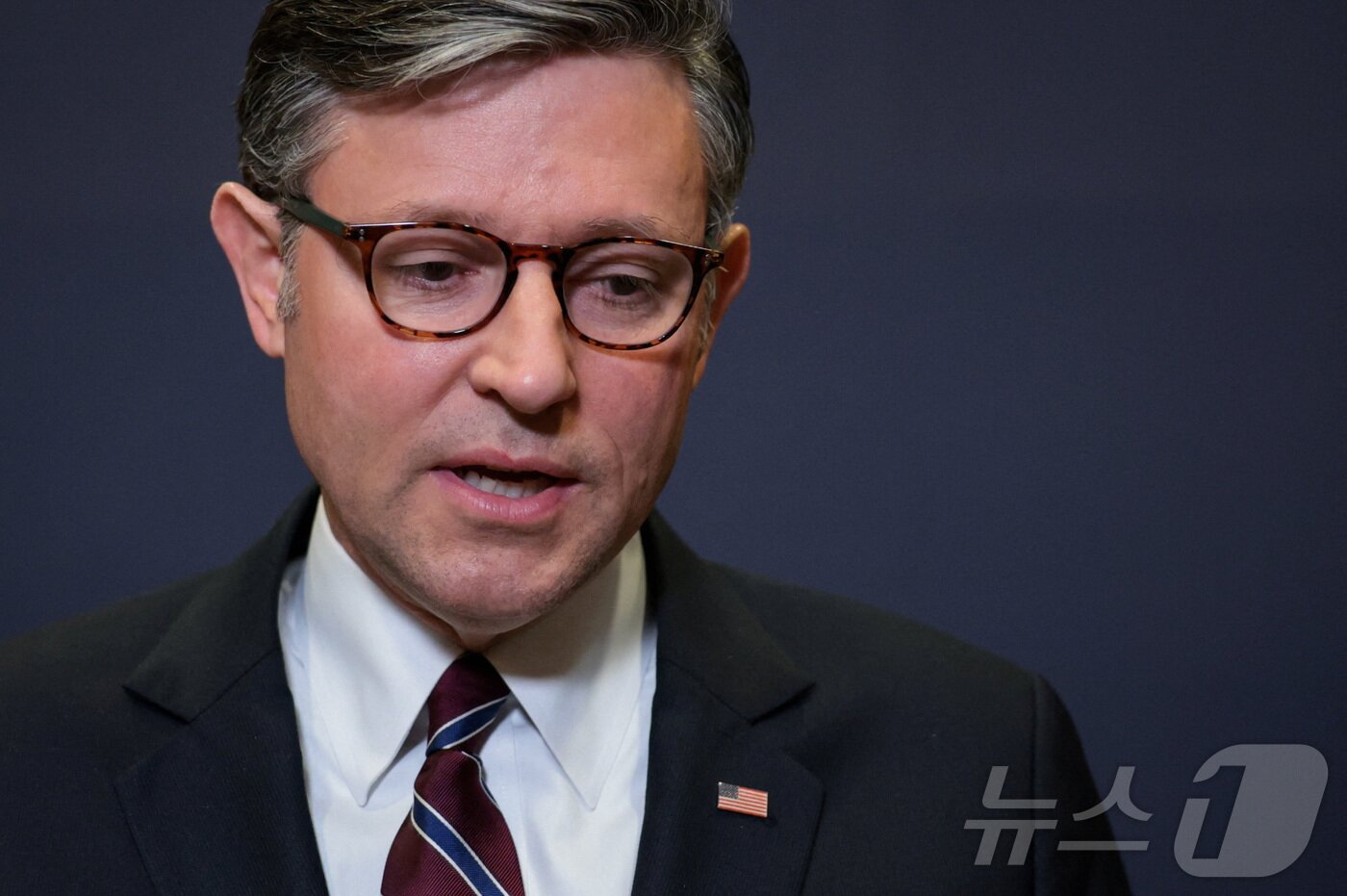 본문 이미지 - 마이크 존슨 미국 연방 하원의장(공화·루이지애나)이 7일 미군의 베네수엘라 군사작전과 관련한 브리핑을 받은 뒤 기자회견을 하고 있다. 2026.1.7 ⓒ 로이터=뉴스1 ⓒ News1 강민경 기자