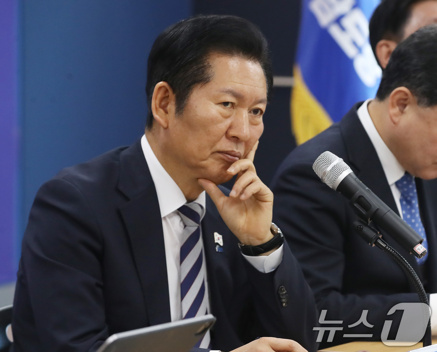 (창원=뉴스1) 윤일지 기자 = 정청래 더불어민주당 대표가 9일 오전 경남 창원 의창구 더불어민주당 경남도당 대회의실에서 열린 민생 현장 최고위원회의에서 생각에 잠겨 있다.  20 …