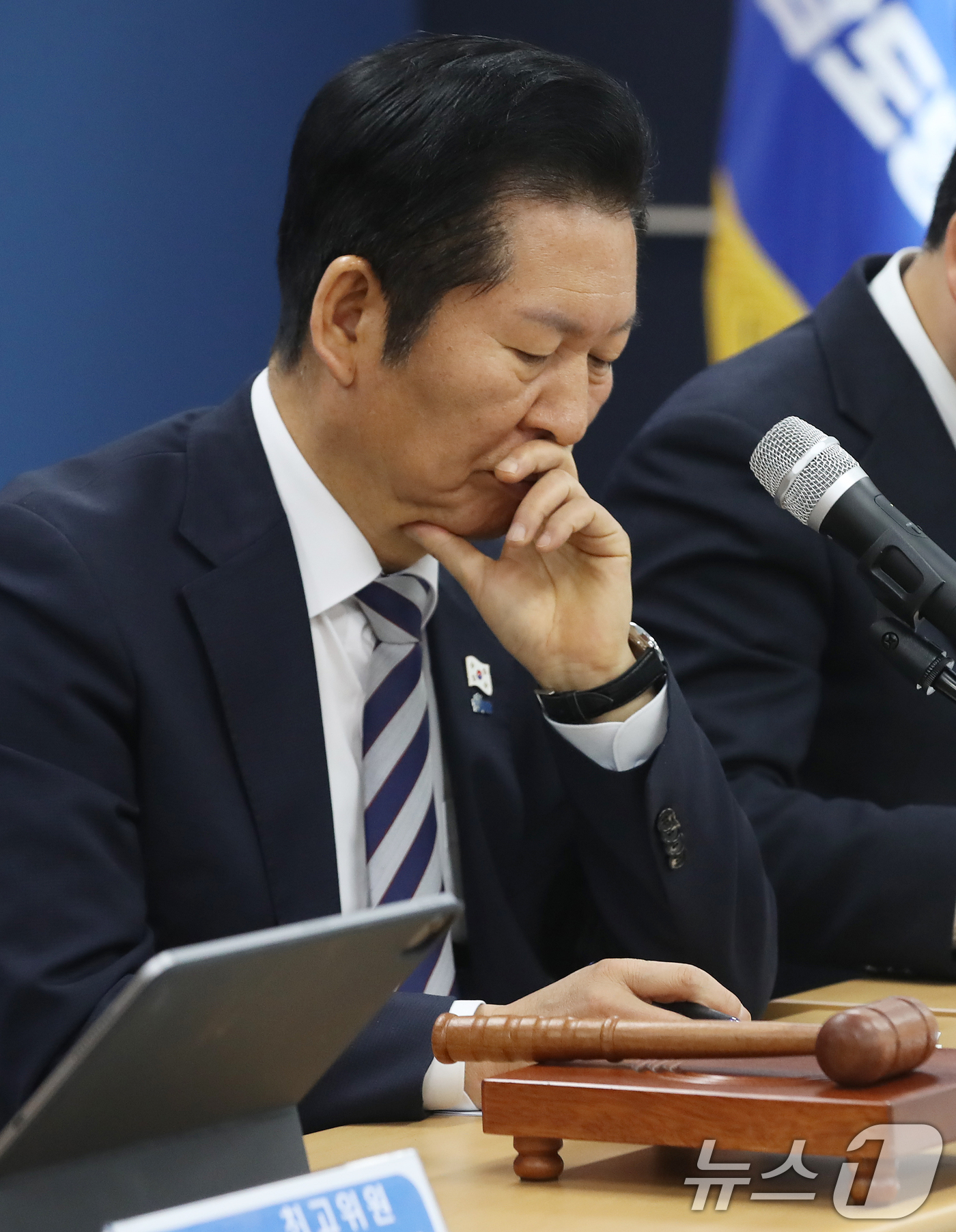 (창원=뉴스1) 윤일지 기자 = 정청래 더불어민주당 대표가 9일 오전 경남 창원 의창구 더불어민주당 경남도당 대회의실에서 열린 민생 현장 최고위원회의에서 생각에 잠겨 있다.  20 …