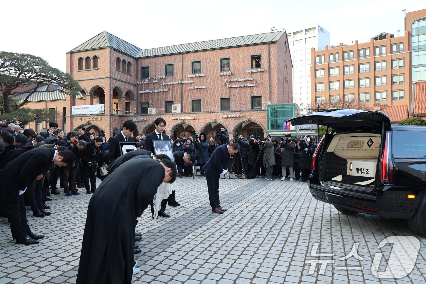 본문 이미지 - 이정재와 정우성 등 동료 배우 선후배들이 9일 오전 서울 중구 명동성당에서 고 안성기의 장례 미사를 마친 뒤 배웅하고 있다. (천주교 서울대교구 제공. 재판매 및 DB 금지) 2026.1.9/뉴스1 ⓒ News1 임세영 기자