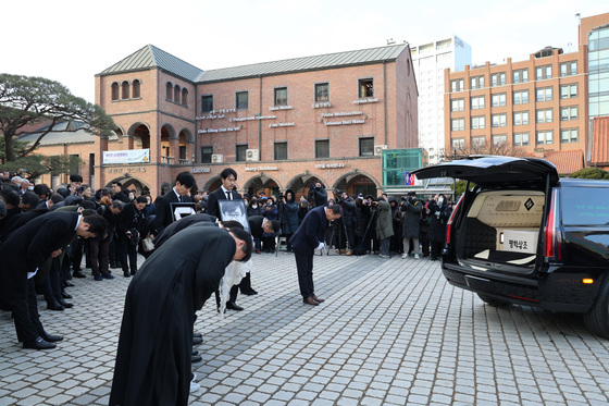 故 안성기 떠나보내는 동료들