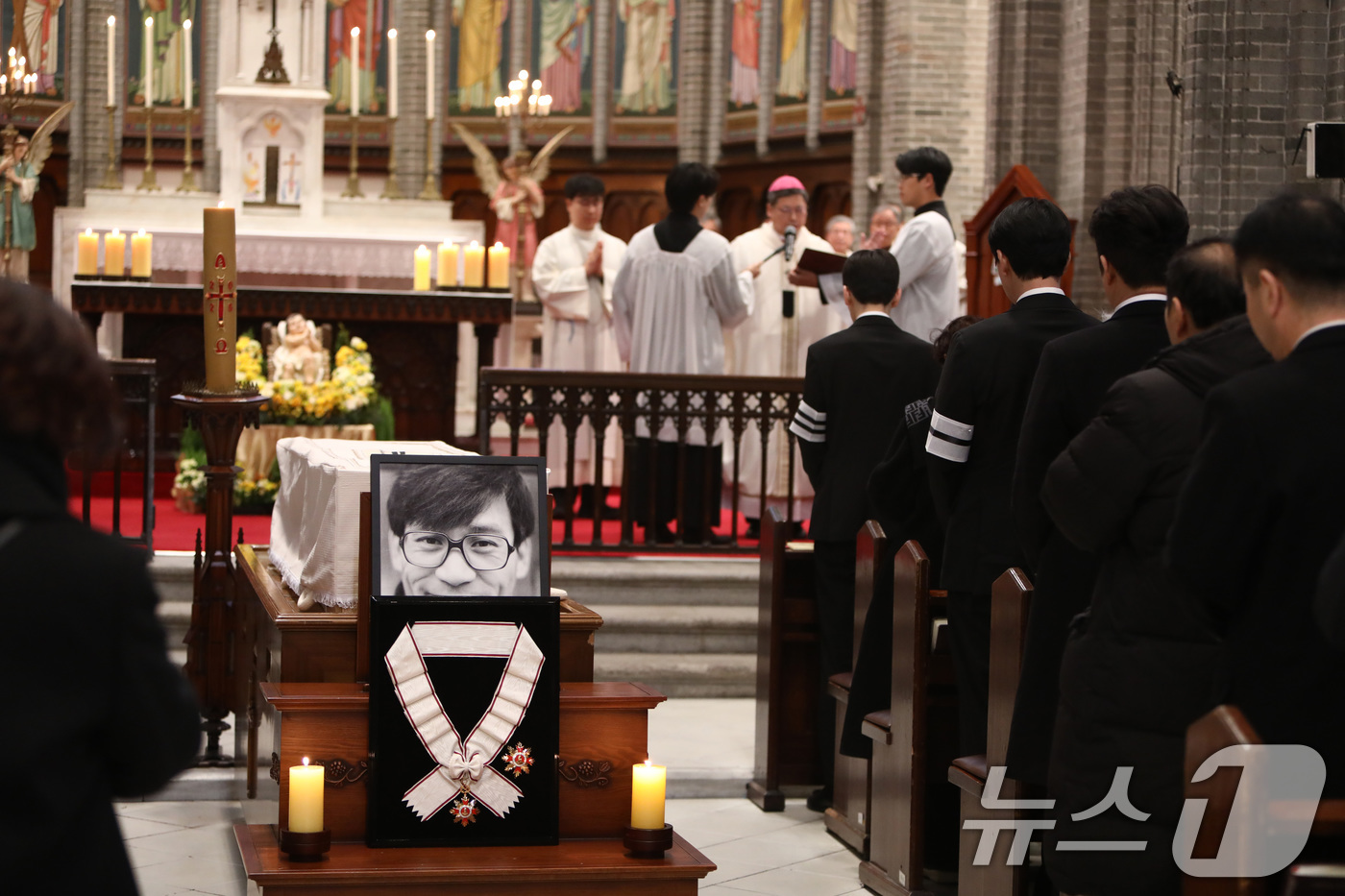 (서울=뉴스1) 임세영 기자 = 천주교 서울대교구장 정순택 대주교가 9일 서울 중구 명동성당에서 故 안성기(사도 요한) 배우의 장례미사를 집전하고 있다. (천주교 서울대교구 제공. …