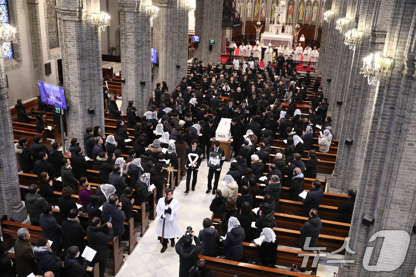 (서울=뉴스1) 임세영 기자 = 배우 이정재와 정우성이 9일 오전 서울 중구 명동성당에서 고 안성기의 장례 미사를 마친 뒤 영결식장으로 향하고 있다. 정우성은 고인의 영정을, 이정 …