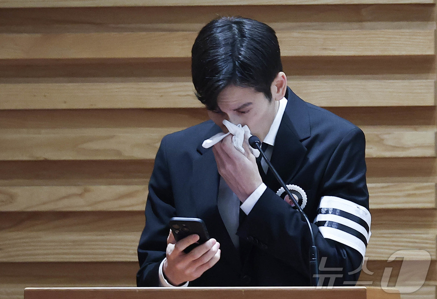 (서울=뉴스1) 권현진 기자 = 故 안성기의 장남 안다빈 작가가 9일 서울 중구 명동성당에서 진행된 故 안성기의 영결식에서 인사말을 하고 있다. (공동취재) 2026.1.9/뉴스1 …