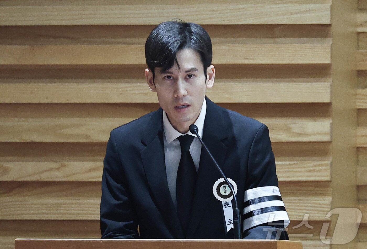 본문 이미지 - 故 안성기의 장남 안다빈 작가가 9일 서울 중구 명동성당에서 진행된 故 안성기의 영결식에서 인사말을 하고 있다. (공동취재) 2026.1.9/뉴스1 ⓒ News1 권현진 기자