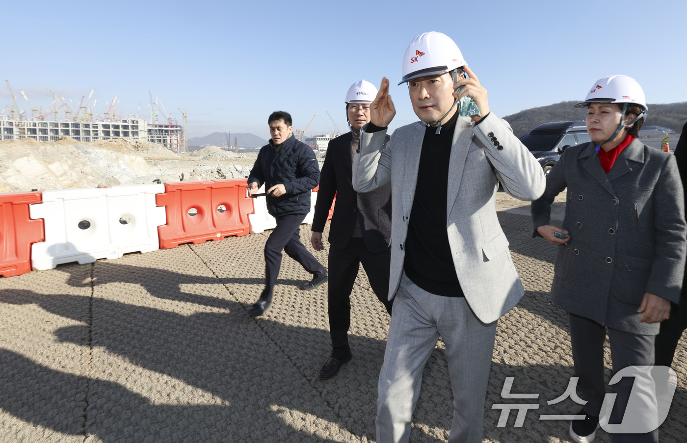 (용인=뉴스1) 김영운 기자 = 장동혁 국민의힘 대표가 9일 경기도 용인시 용인반도체클러스터 일반산업단지 공사현장을 둘러보고 있다. (공동취재) 2026.1.9/뉴스1