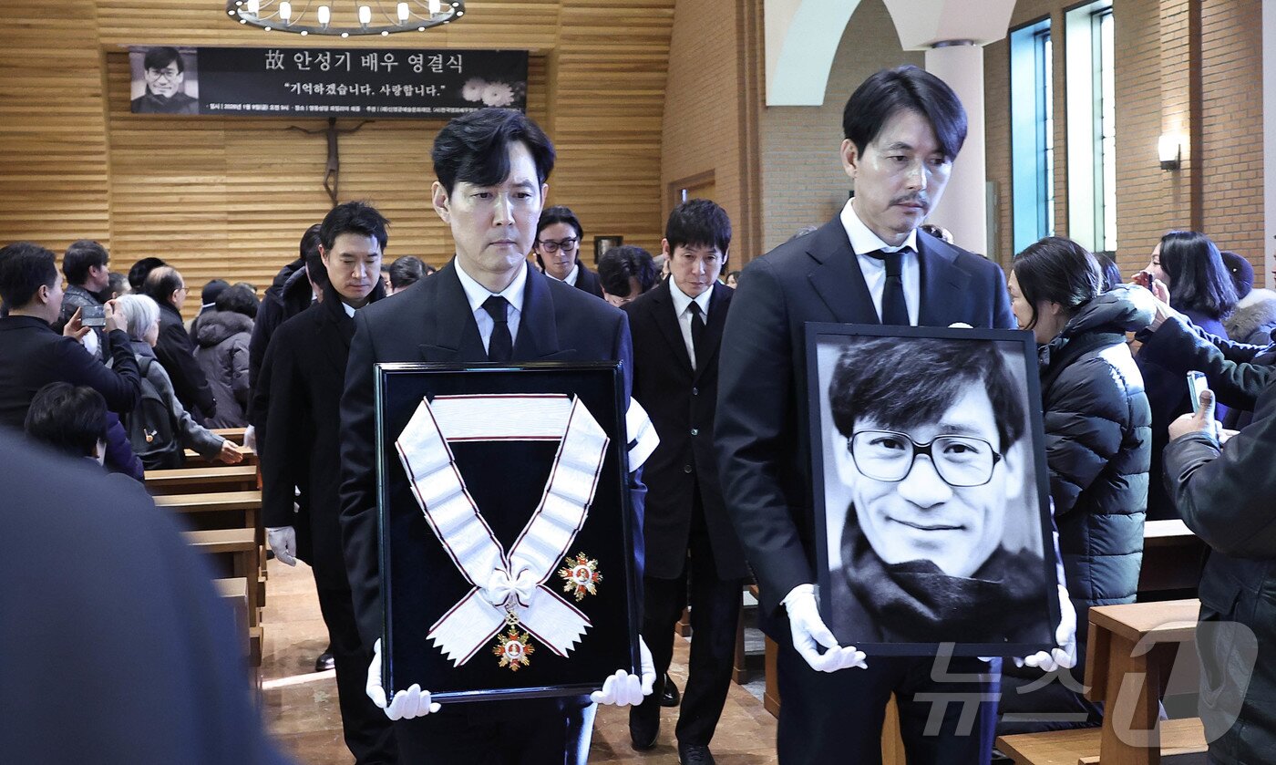 본문 이미지 - 배우 이정재와 정우성 등 동료 배우들이 9일 오전 서울 중구 명동성당에서 열린 고 안성기의 영결식장에 들어서고 있다. (공동취재) 2026.1.9/뉴스1 ⓒ News1 권현진 기자