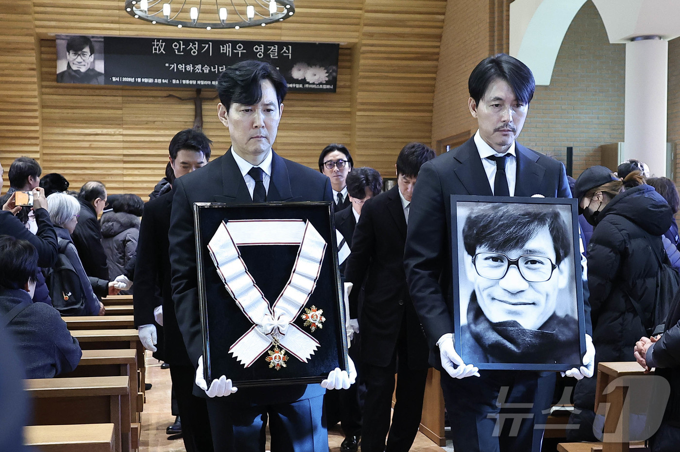 (서울=뉴스1) 권현진 기자 = 배우 이정재와 정우성 등 동료 배우들이 9일 오전 서울 중구 명동성당에서 열린 고 안성기의 영결식장에 들어서고 있다. (공동취재) 2026.1.9/ …