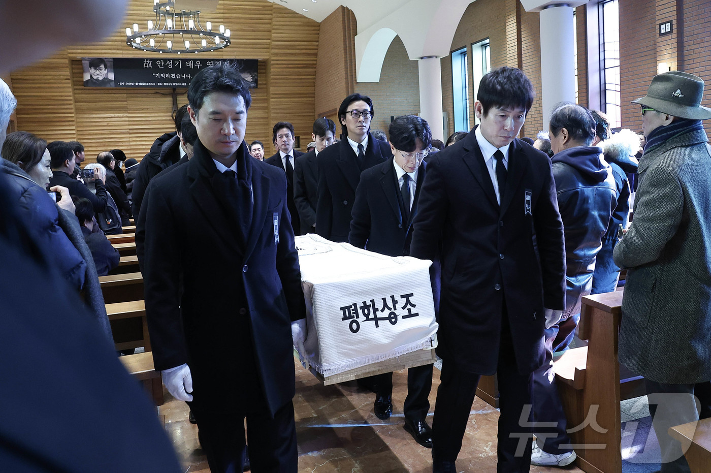 (서울=뉴스1) 권현진 기자 = 배우 설경구 등 동료 배우들이 9일 오전 서울 중구 명동성당에서 열린 고 안성기 영결식에서 운구하고 있다. (공동취재) 2026.1.9/뉴스1