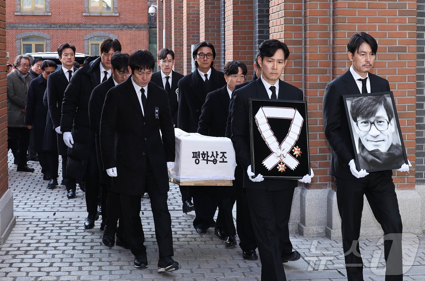 본문 이미지 - 배우 이정재와 정우성 등 동료 배우들이 9일 오전 서울 중구 명동성당에서 열린 고 안성기의 영결식장에 들어서고 있다. (공동취재) 2026.1.9/뉴스1 ⓒ News1 권현진 기자