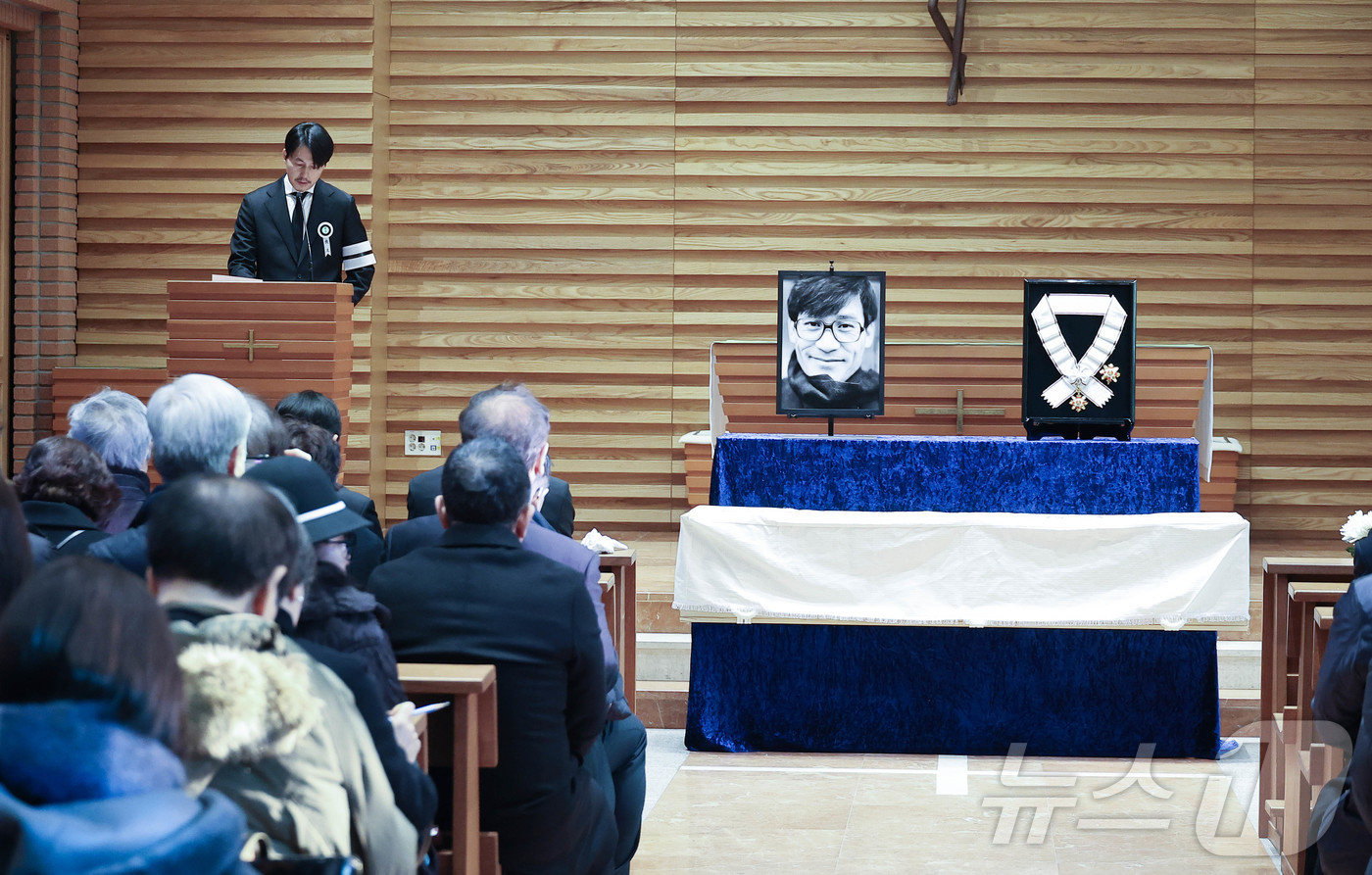 (서울=뉴스1) 권현진 기자 = 배우 정우성이 9일 서울 중구 명동성당에서 진행된 故 안성기의 영결식에서 추모사를 하고 있다. (공동취재) 2026.1.9/뉴스1