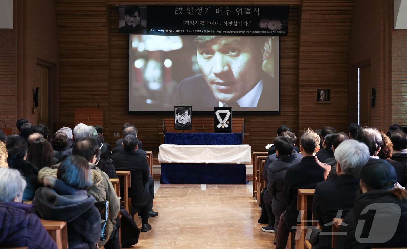 본문 이미지 - 9일 오전 서울 중구 명동성당에서 열린 고 안성기의 영결식장 스크린에서 고인의 작품이 흘러나오고 있다.  (공동취재, 재판매 및 DB 금지) 2026.1.9/뉴스1 ⓒ News1 권현진 기자