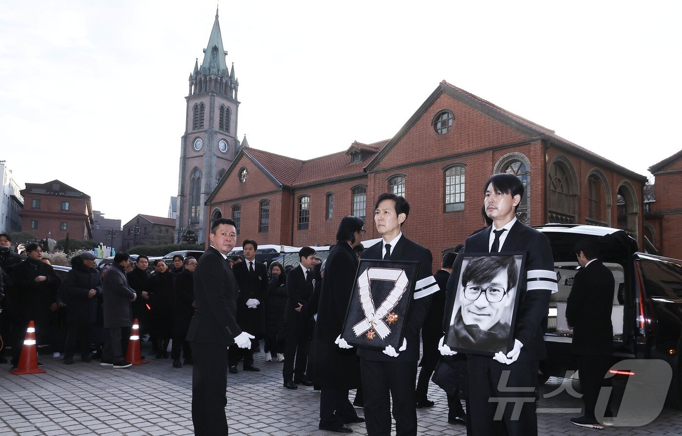 본문 이미지 - 이정재와 정우성 등 동료 배우 선후배들이 9일 오전 서울 중구 명동성당에서 고 안성기의 영결식장으로 향하고 있다. (공동취재, 재판매 및 DB 금지) 2026.1.9/뉴스1 ⓒ News1 권현진 기자