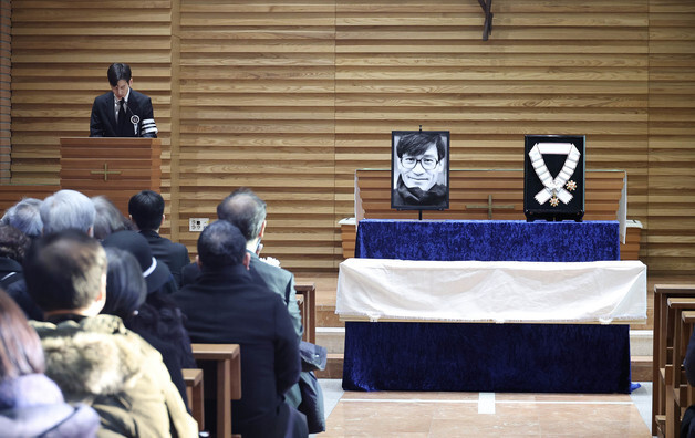 슬픔에 젖은 고 안성기 장남 안다빈 작가