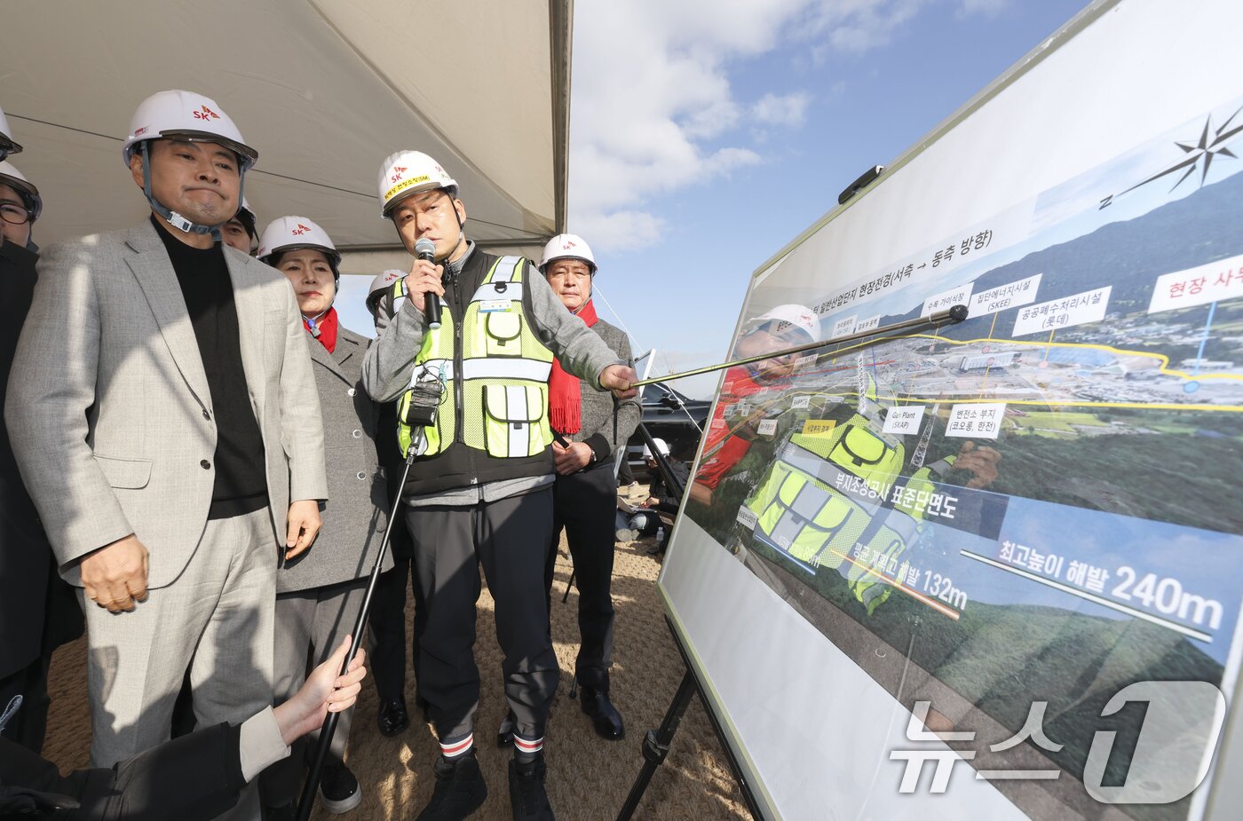 본문 이미지 - 장동혁 국민의힘 대표가 9일 경기도 용인시 용인반도체클러스터 일반산업단지 공사현장을 둘러보고 있다. (공동취재) 2026.1.9/뉴스1 ⓒ News1 김영운 기자