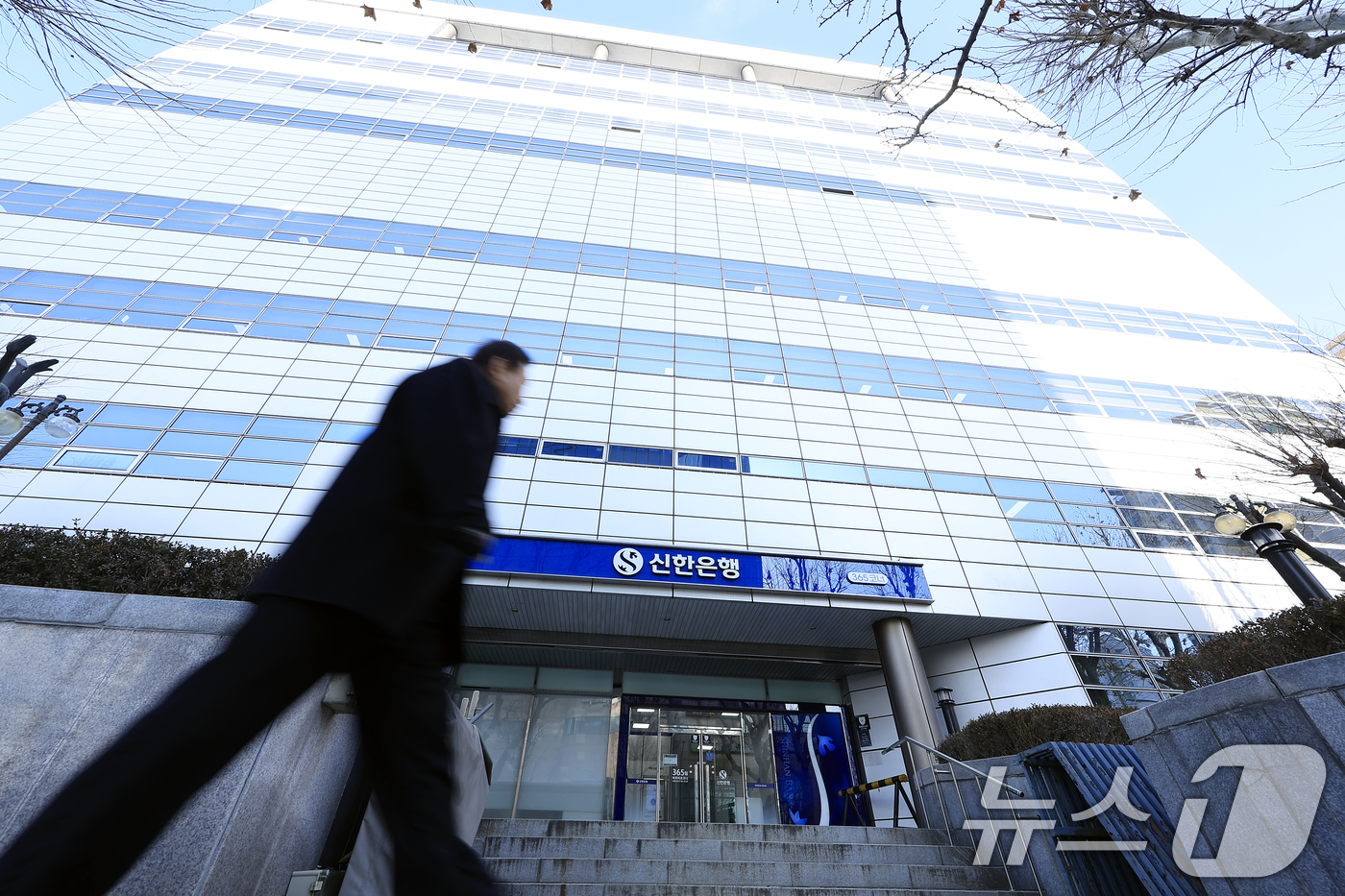 (서울=뉴스1) 박정호 기자 = 관봉건 띠지 폐기 의혹을 수사하는 상설특검팀(특별검사 안권섭)이 신한은행 강남별관에 대한 수색·검증 영장 집행에 착수한 9일 서울 강남구 역삼동 신 …