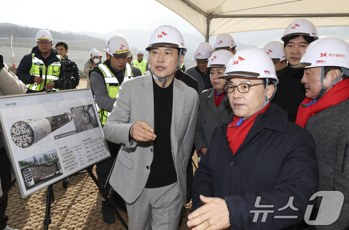 (용인=뉴스1) 김영운 기자 = 장동혁 국민의힘 대표가 9일 경기도 용인시 용인반도체클러스터 일반산업단지 공사현장을 둘러보고 있다. (공동취재) 2026.1.9/뉴스1