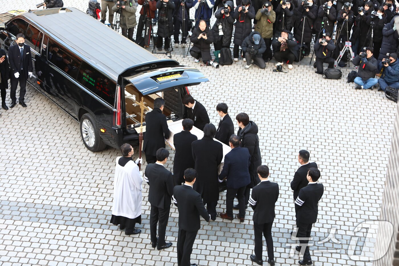 본문 이미지 - 9일 오전 서울 중구 명동성당에서 고 안성기의 장례 미사를 마친 뒤 운구 되고 있다. (천주교 서울대교구 제공. 재판매 및 DB 금지) 2026.1.9/뉴스1 ⓒ News1 임세영 기자