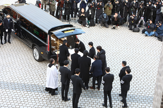 故 안성기 떠나보내는 동료들