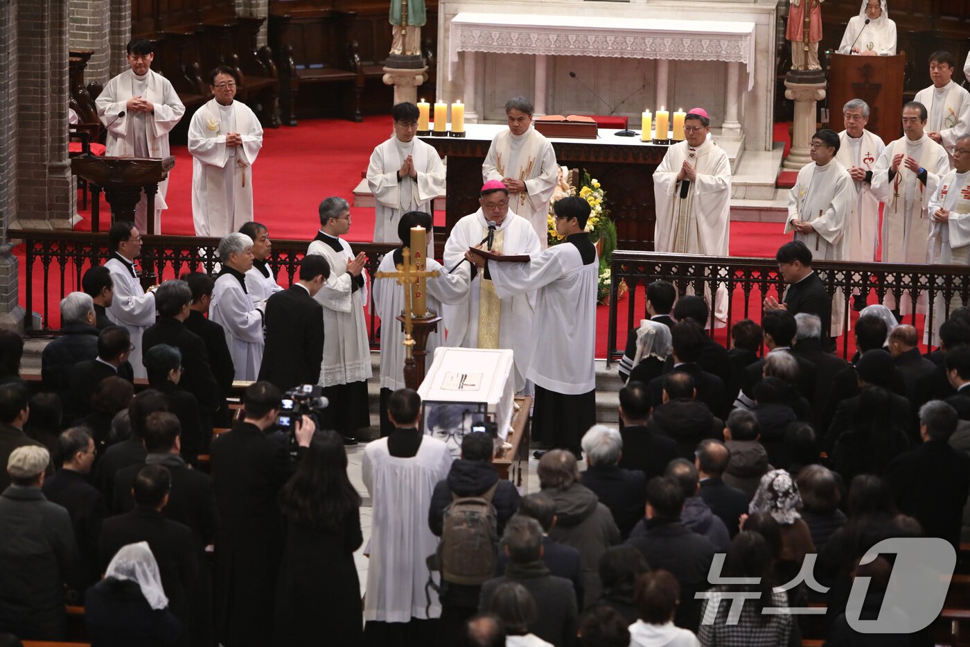본문 이미지 - 천주교 서울대교구장 정순택 대주교가 9일 서울 중구 명동성당에서 故 안성기(사도 요한) 배우의 장례미사를 집전하고 있다. (천주교 서울대교구 제공. 재판매 및 DB 금지) 2026.1.9/뉴스1 ⓒ News1 임세영 기자