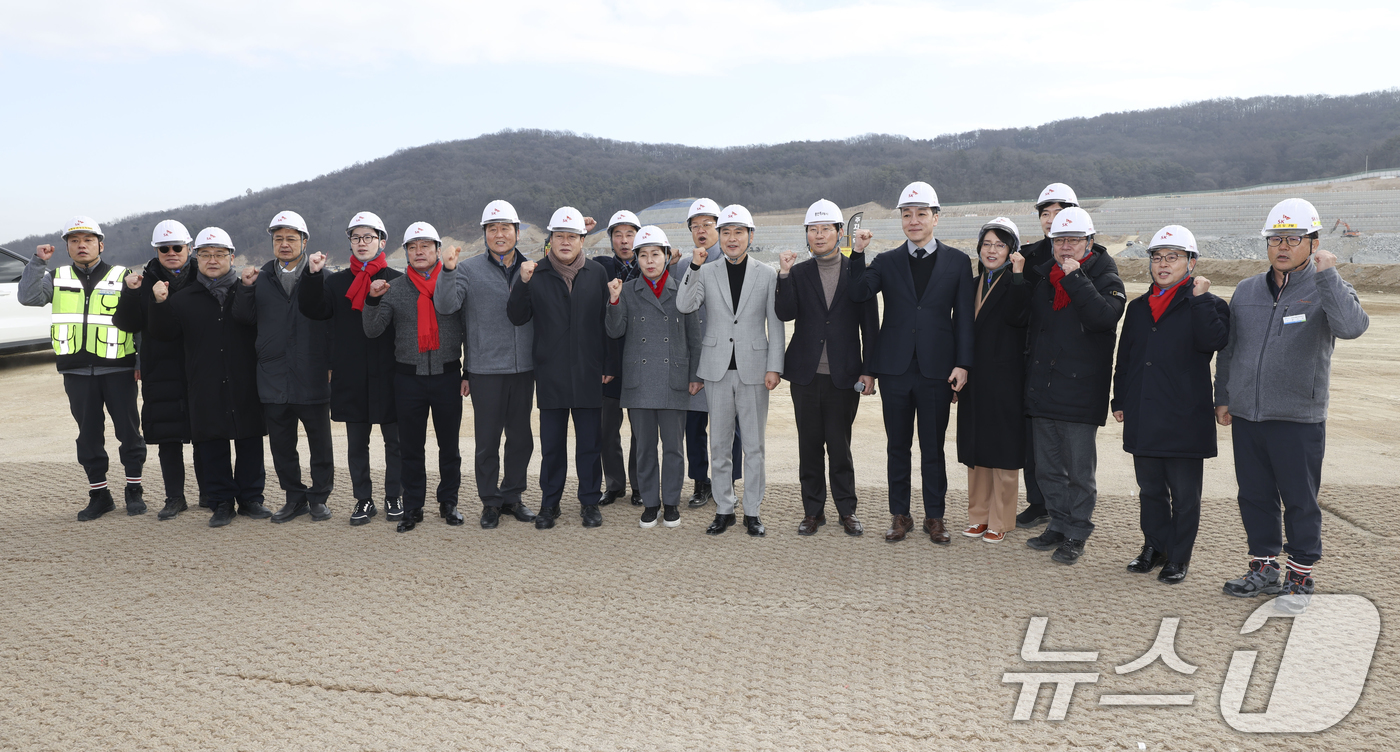 (용인=뉴스1) 김영운 기자 = 장동혁 국민의힘 대표를 비롯한 참석자들이 9일 오전 경기 용인시 용인 반도체 클러스터 일반산업단지 공사현장에서 기념촬영을 하고 있다. (공동취재) …