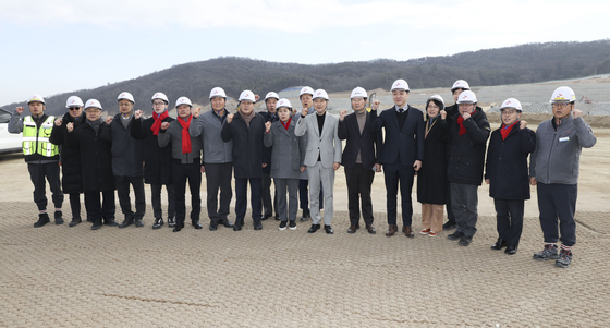 용인 반도체 클러스터 일반산업단지 공사현장에 기념촬영하는 장동혁