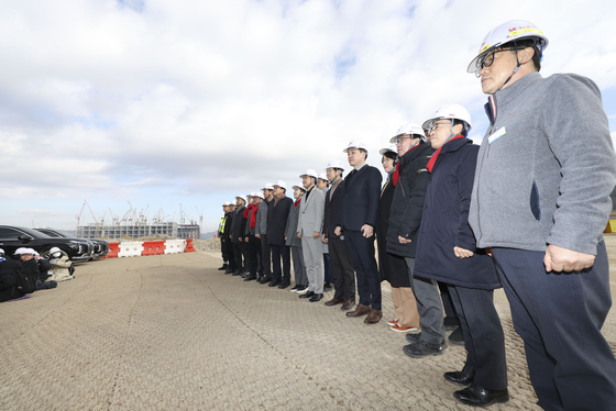 용인 반도체 클러스터 일반산업단지 공사현장에 기념촬영하는 장동혁