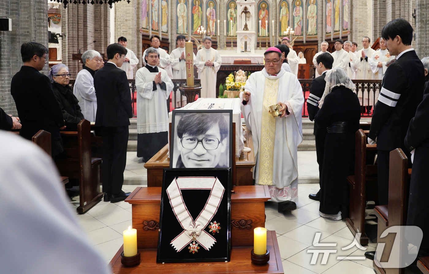 (서울=뉴스1) 임세영 기자 = 천주교 서울대교구장 정순택 대주교가 9일 서울 중구 명동성당에서 故 안성기(사도 요한) 배우의 장례미사를 집전하고 있다. (천주교 서울대교구 제공. …