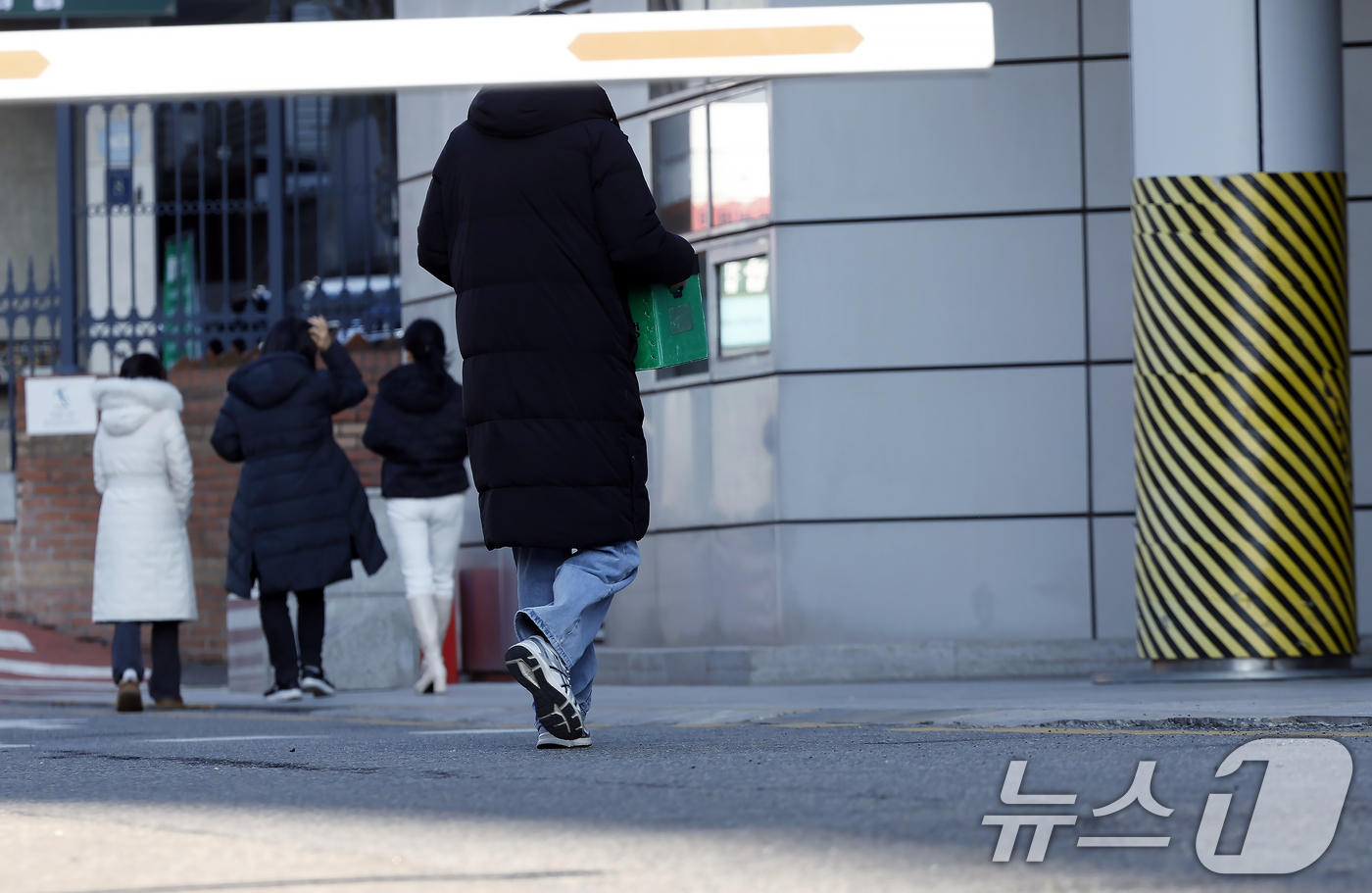 (서울=뉴스1) 박정호 기자 = 관봉건 띠지 폐기 의혹을 수사하는 상설특검팀(특별검사 안권섭)이 신한은행 강남별관에 대한 수색·검증 영장 집행에 착수한 9일 서울 강남구 역삼동 신 …