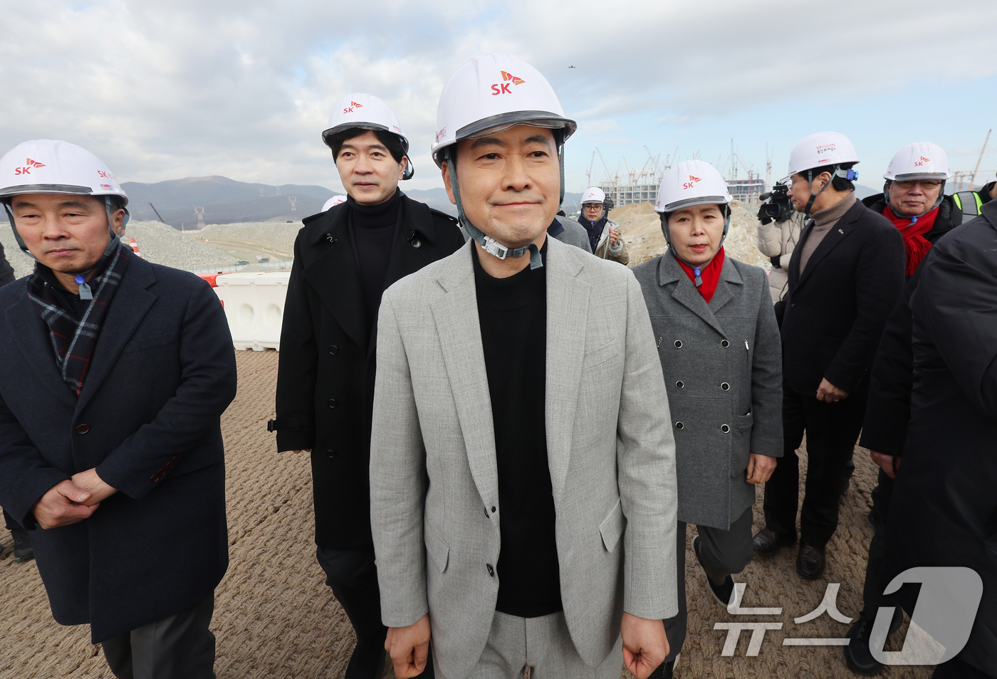 (용인=뉴스1) 김영운 기자 = 장동혁 국민의힘 대표가 9일 경기도 용인시 처인구 원삼면 용인반도체클러스터 일반산업단지 공사현장을 둘러보고 있다. (공동취재) 2026.1.9/뉴스 …
