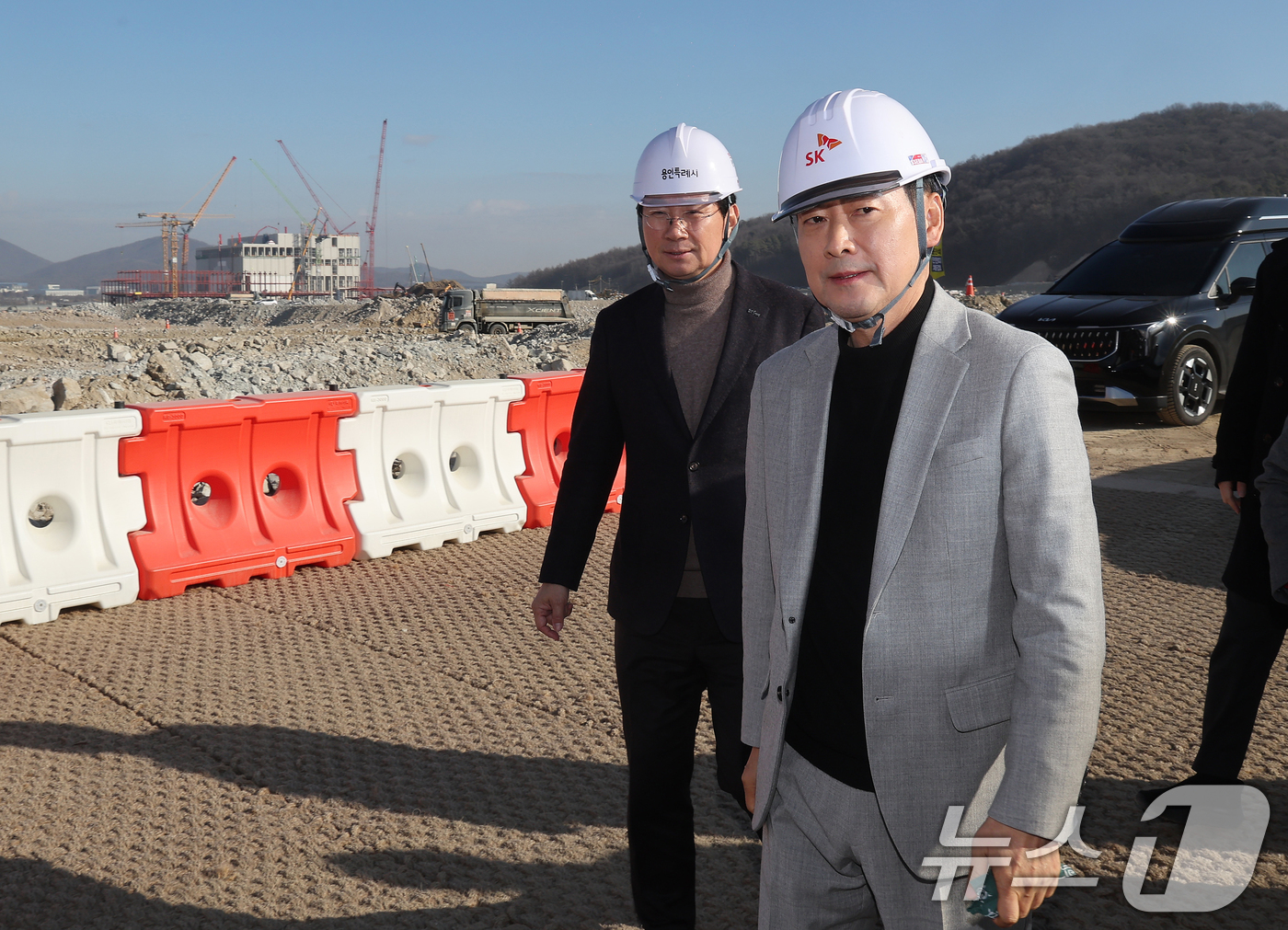 (용인=뉴스1) 김영운 기자 = 장동혁 국민의힘 대표가 9일 경기도 용인시 처인구 원삼면 용인반도체클러스터 일반산업단지 공사현장을 둘러보고 있다. (공동취재) 2026.1.9/뉴스 …