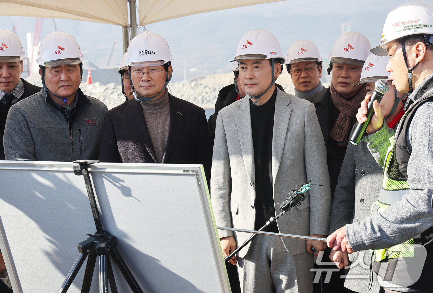 (용인=뉴스1) 김영운 기자 = 장동혁 국민의힘 대표가 9일 경기도 용인시 처인구 원삼면 용인반도체클러스터 일반산업단지 공사현장을 방문해 관계자로부터 설명을 듣고 있다. (공동취재 …