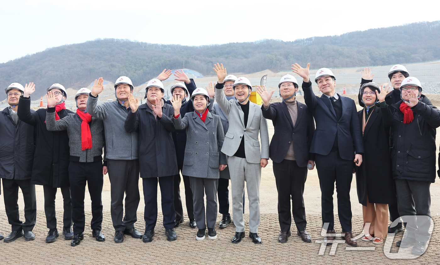 (용인=뉴스1) 김영운 기자 = 장동혁 국민의힘 대표를 비롯한 참석자들이 9일 오전 경기 용인시 용인 반도체 클러스터 일반산업단지 공사현장에서 기념촬영을 하고 있다. (공동취재) …