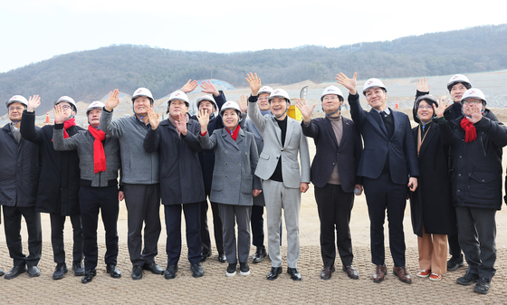 기념 촬영하는 장동혁 대표