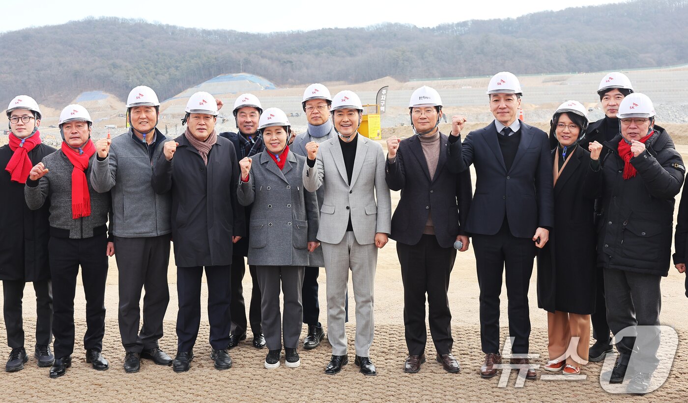 본문 이미지 - 장동혁 국민의힘 대표를 비롯한 참석자들이 9일 오전 경기 용인시 용인 반도체 클러스터 일반산업단지 공사현장에서 기념촬영을 하고 있다. (공동취재) 2026.1.9/뉴스1 ⓒ News1 김영운 기자