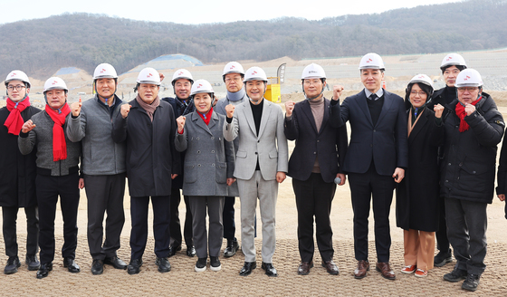 기념 촬영하는 장동혁 대표